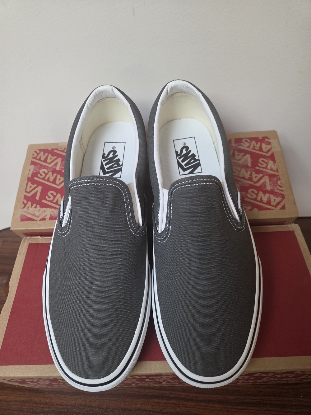 Brand New Vans Men’s Classic Slip-On Canvas Shoes in Charcoal